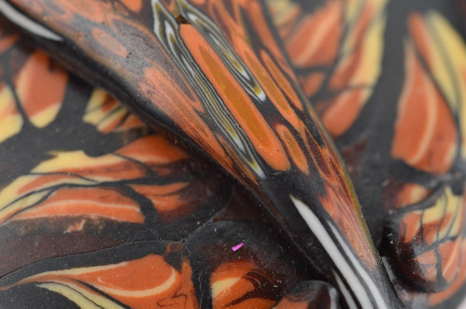 Круглая подвеска ручной работы из полимерной глины на шнурке с узором оранжевая фото 5
