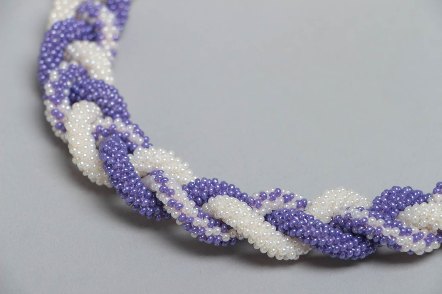 Collar de abalorios con forma de trenza artesanal original blanco y lila lariat foto 3