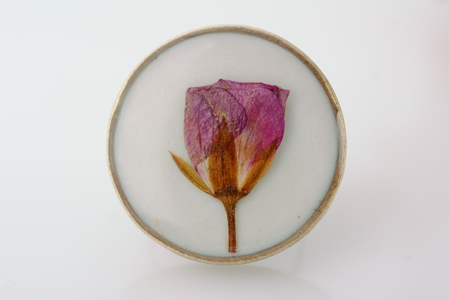 Белое кольцо с цветком в эпоксидной смоле с регулируемым размером ручной работы фото 2