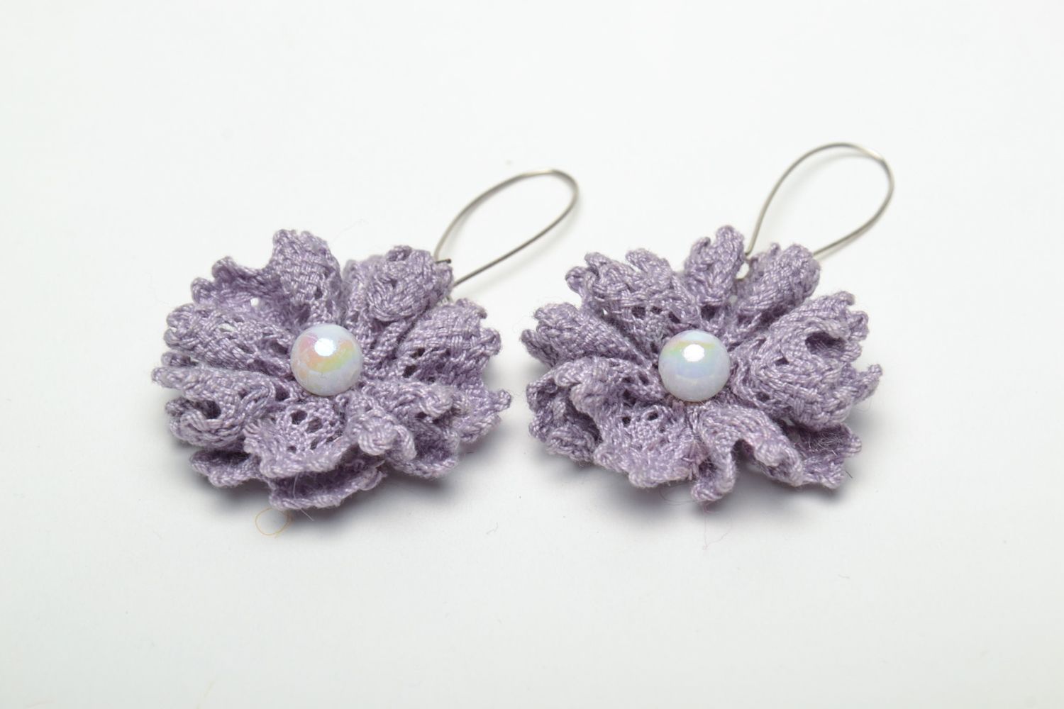 Красивые серьги из кружева и жемчуга в виде фиолетовых цветков фото 3