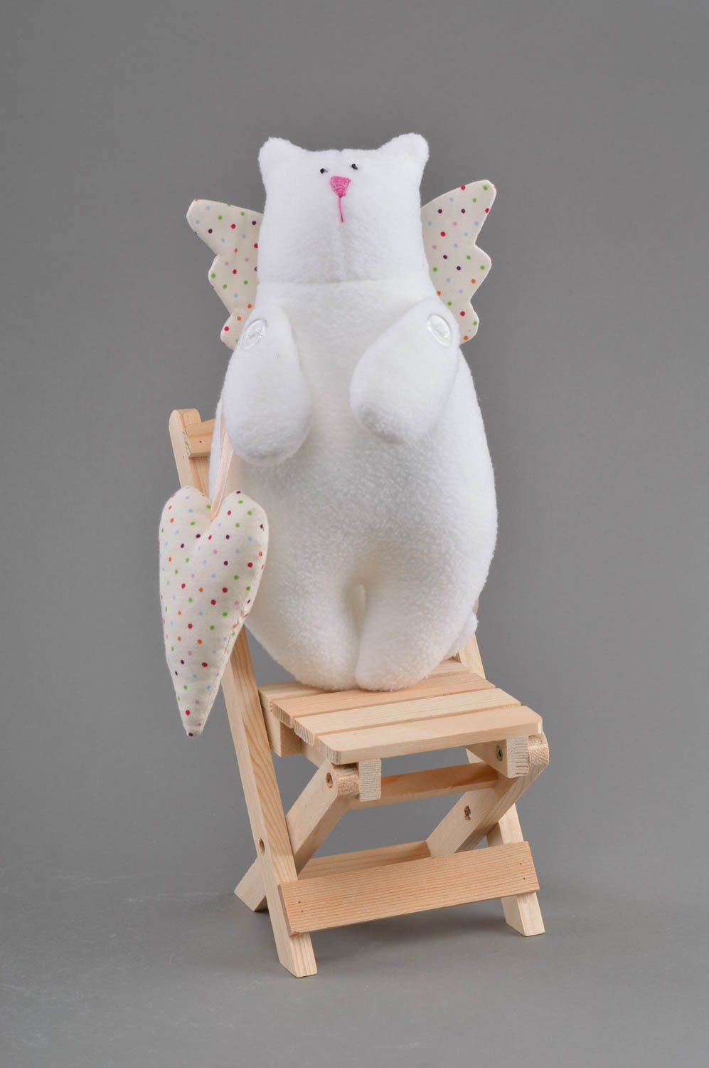 Juguete de peluche de forro polar artesanal gato con alas y corazón blanco  foto 1