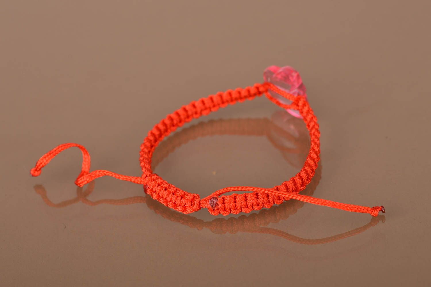 Bracelet tressé en lacet rouge ciré avec perle en forme de papillon fait main photo 4