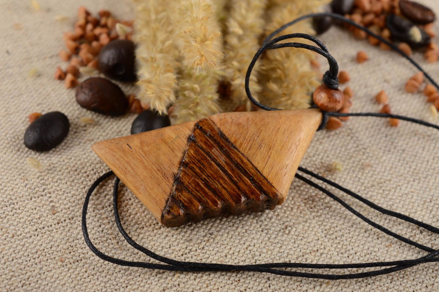 Colgante de madera hecho a mano accesorio de moda bisutería fina triángulos foto 1