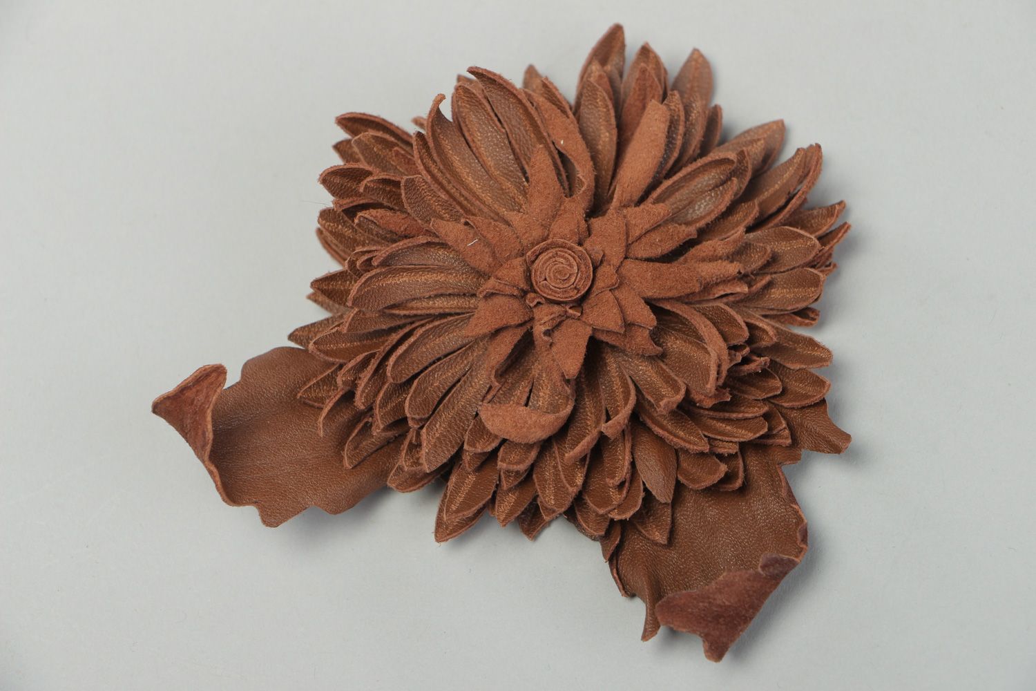Broche grande fleur marron en cuir naturel faite main originale design photo 1