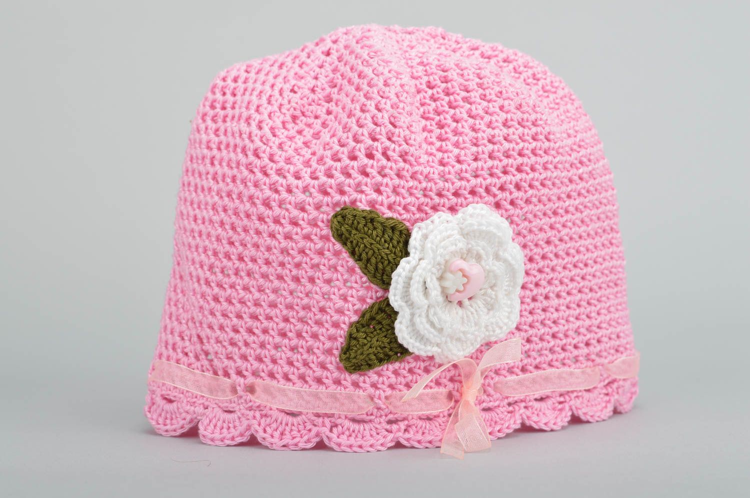 Schöne handmade ajour rosa Mütze gehäkelt für Kinder mit Blume aus Baumwolle foto 5