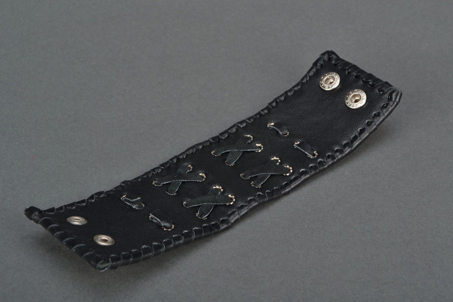 Schwarzes Armband aus Leder mit Schnürung foto 5