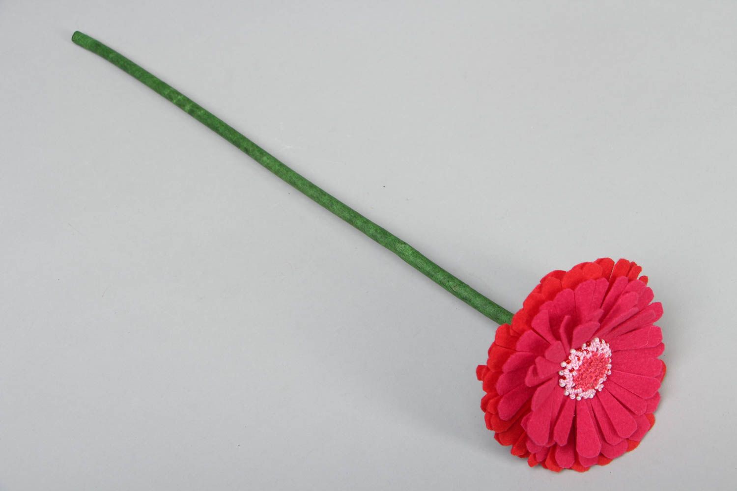 Декоративный цветок из фетра ручной работы Гербера фото 1