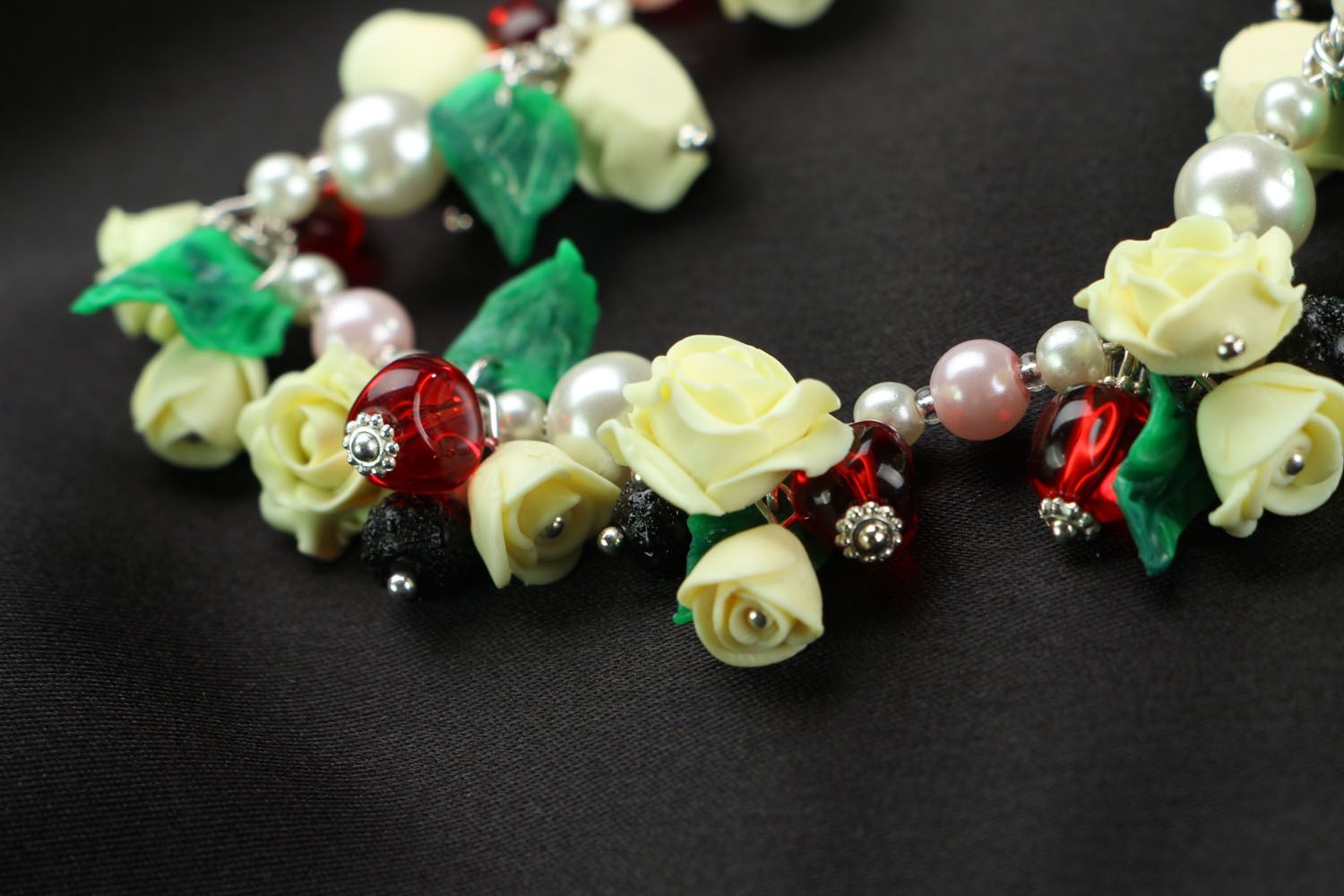 Bracelete feminino artesanal de contas com pingentes em forma de rosas  foto 6
