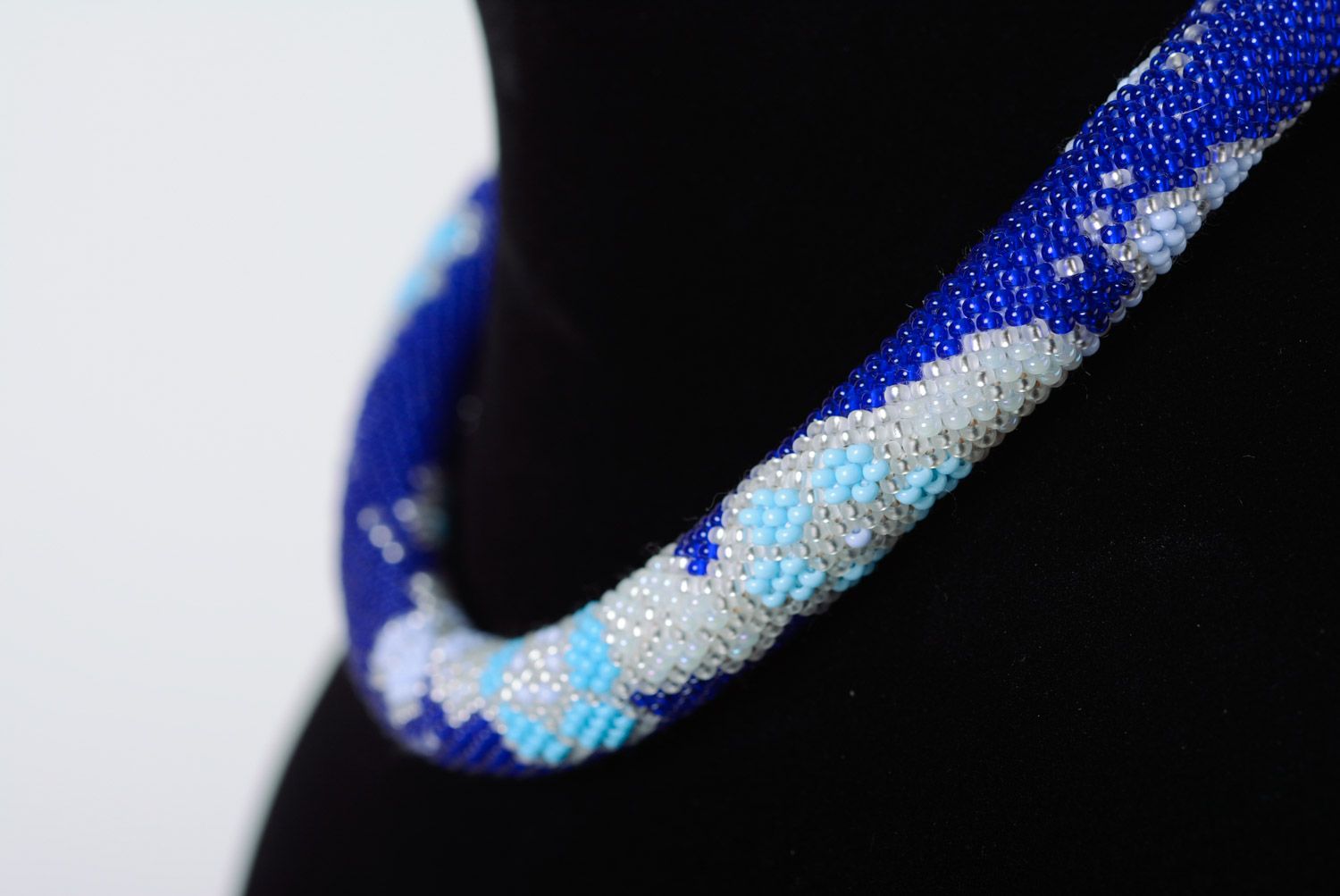 Жгут из бисера плетеный вручную сине голубой короткий с регулируемым размером фото 2