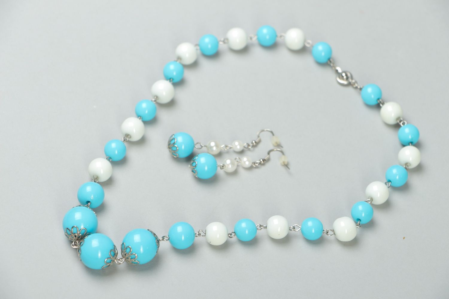Set of jewelry made of white and blue beads photo 1