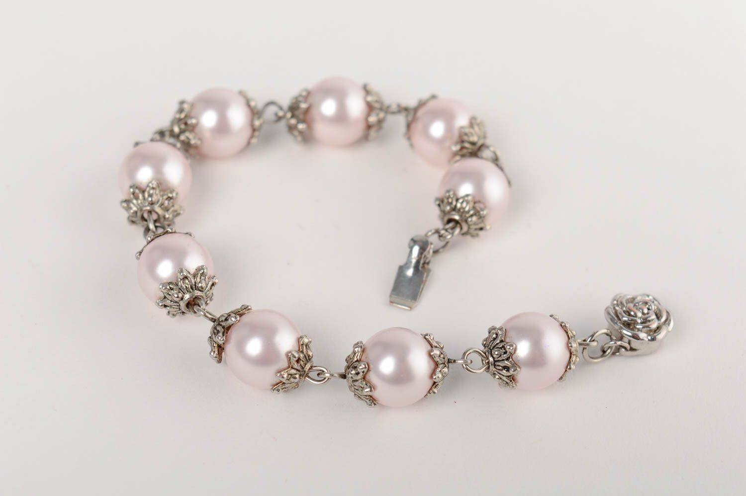 Bracelet de perles en céramique mince blanc fait main original élégant  photo 4