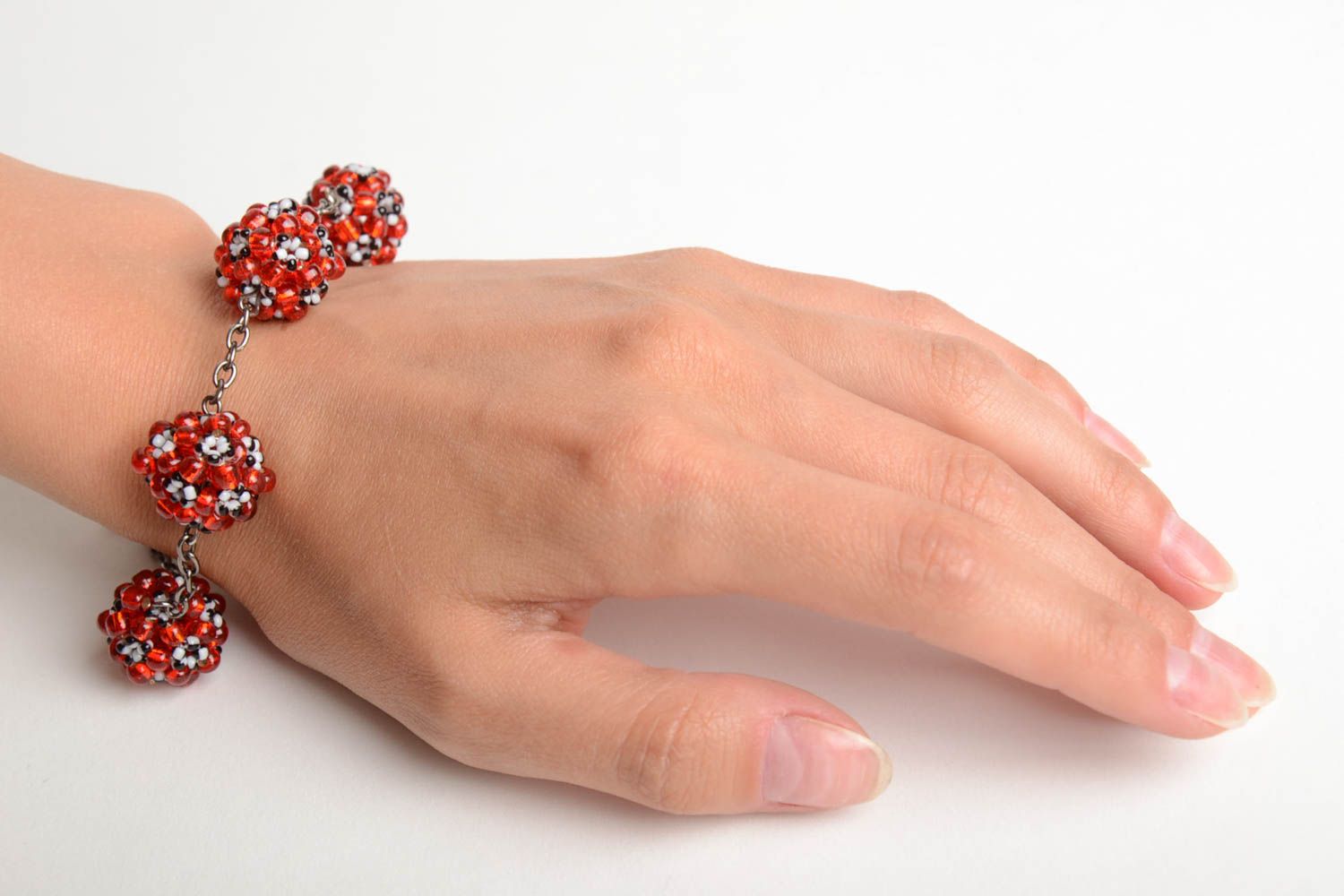Bracelet en perles de rocaille boules rouges fait main élégant sur chaîne photo 2