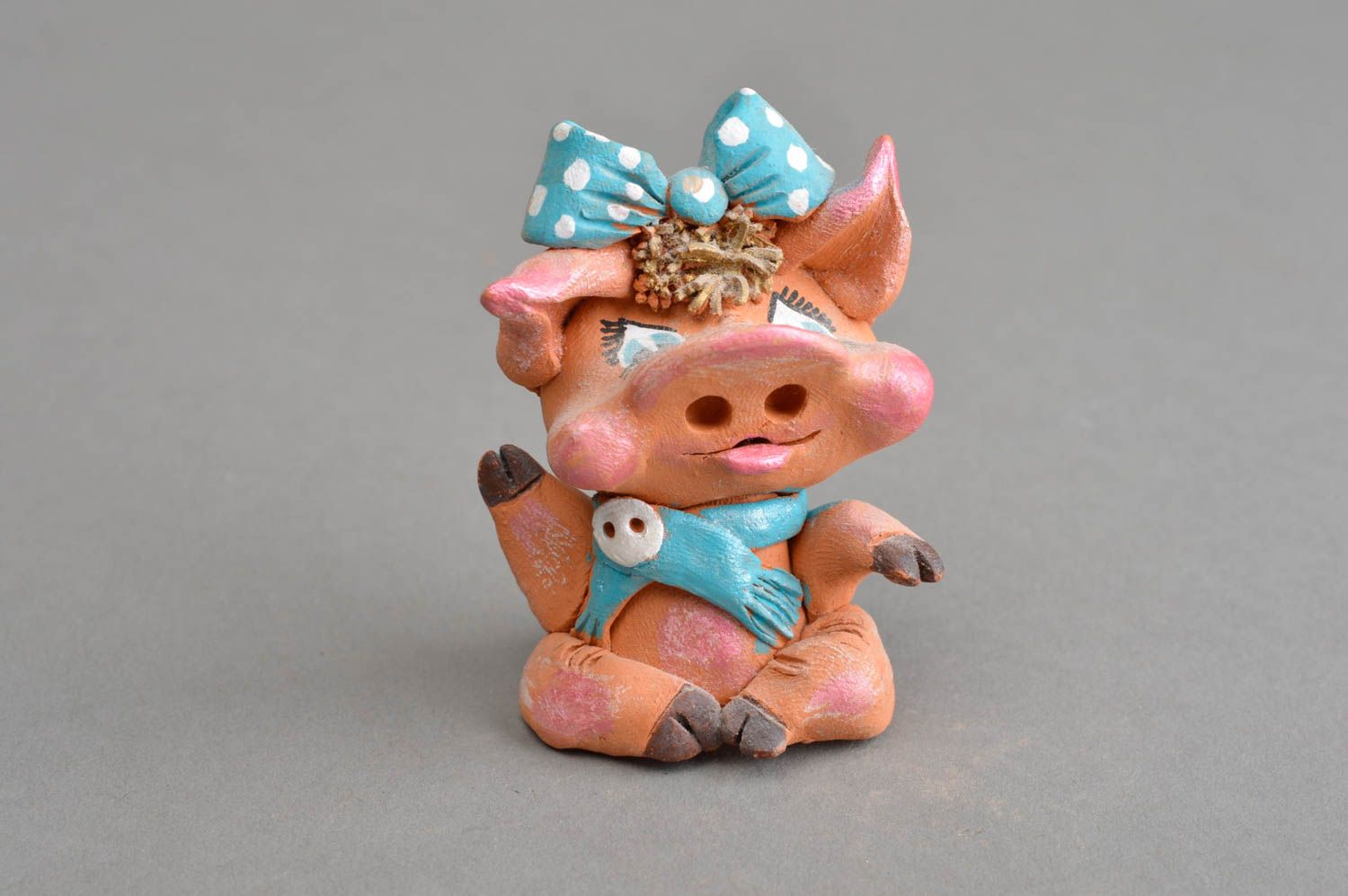 Авторский керамический сувенир ручной работы радостная свинка с голубым бантом фото 2