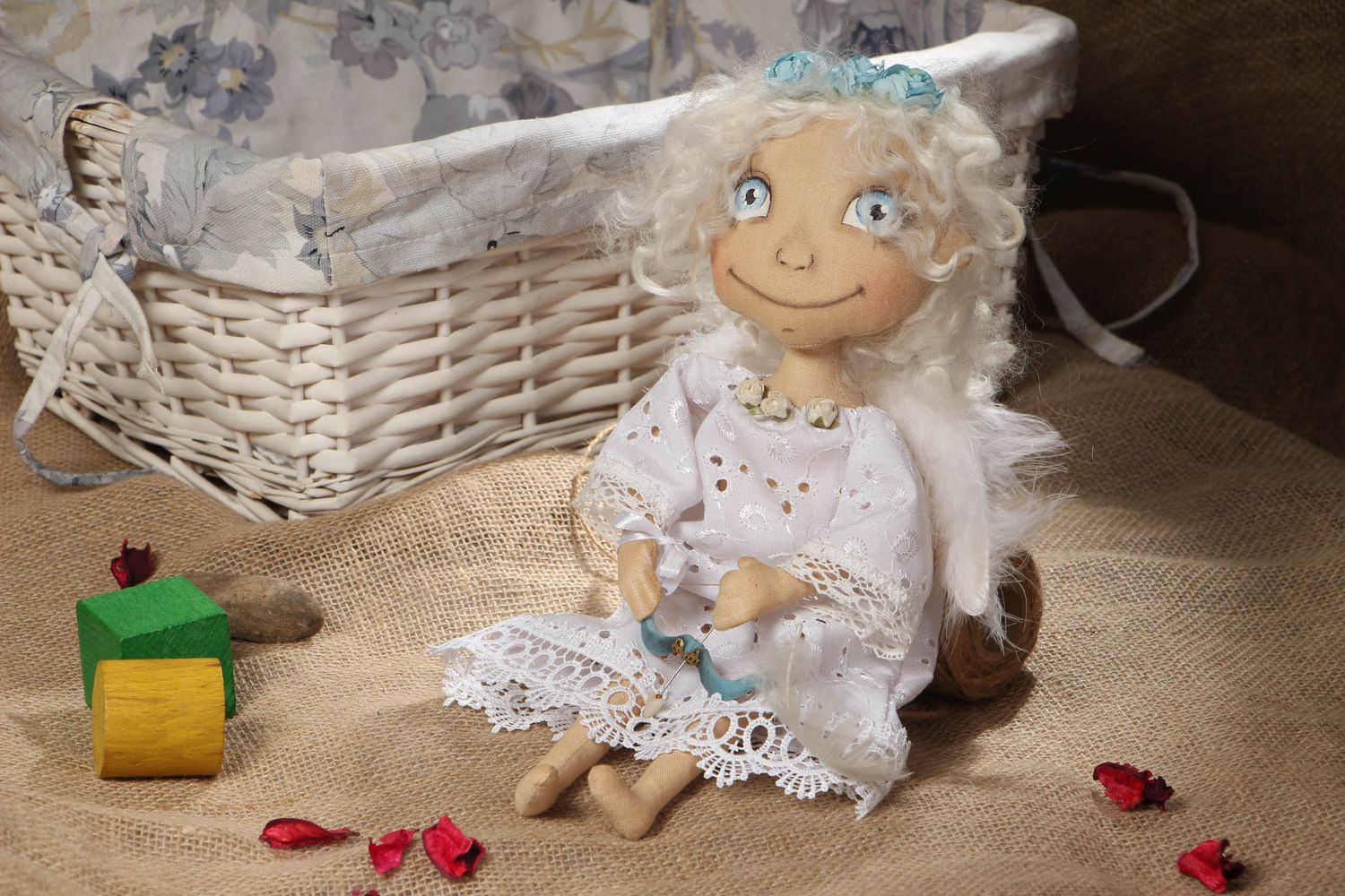 Bambola in stoffa fatta a mano angelo bello in vestito bianco da decorazione
 foto 5