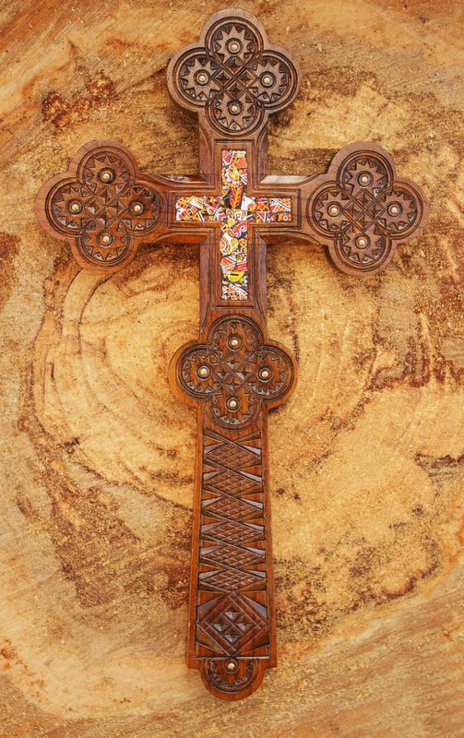 Großes inkrustiertes Kreuz aus Holz foto 2