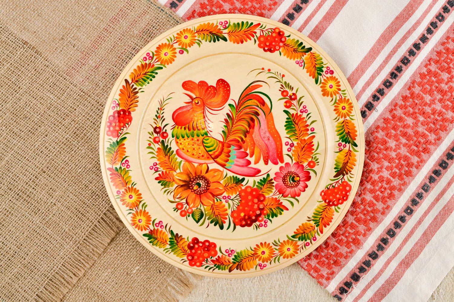 Декоративная тарелка ручной работы с петушком декор на стену изделие из дерева фото 1