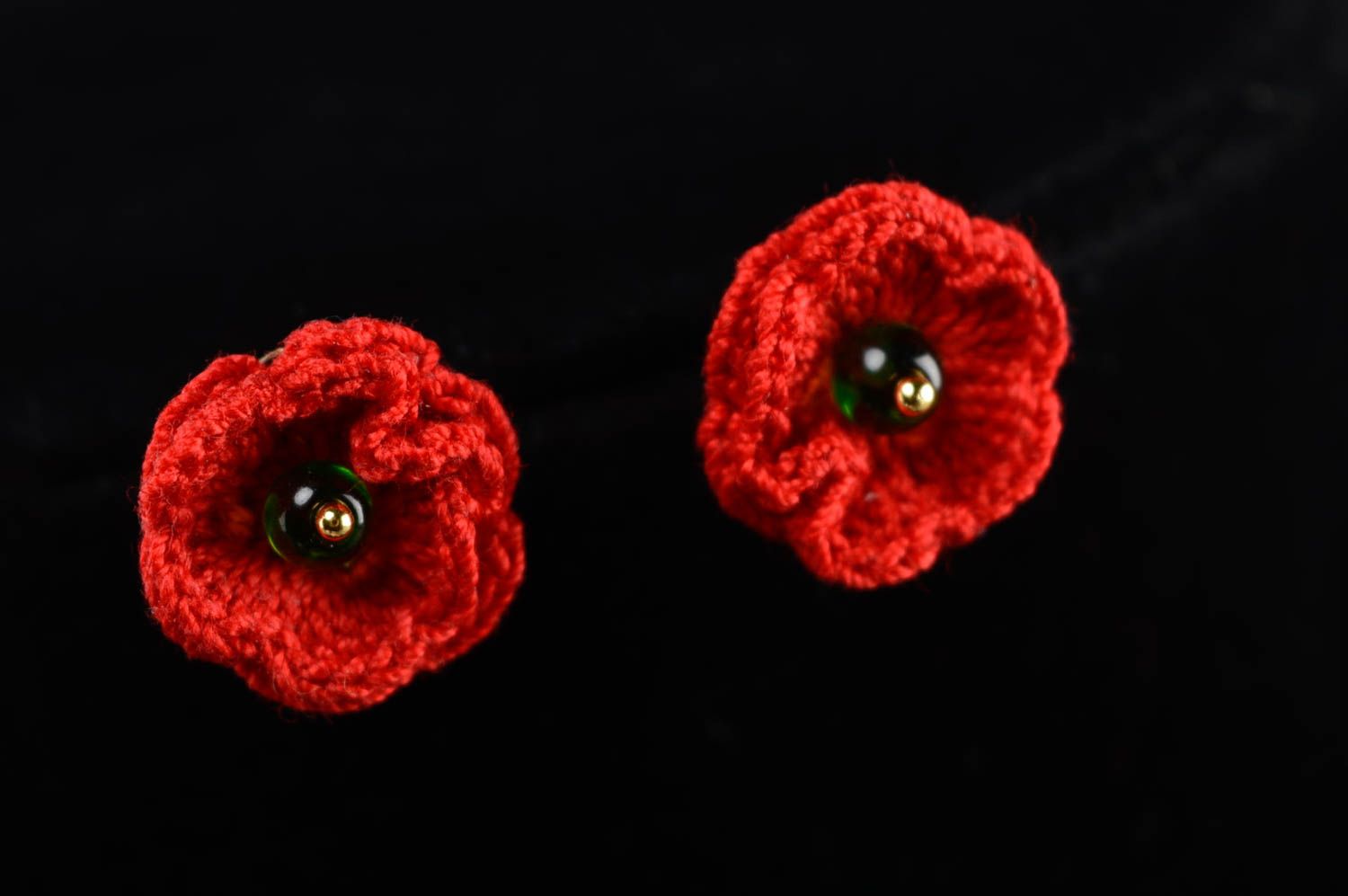 Boucles d'oreilles puces tricotées de fils en coton faites main fleurs rouges photo 4