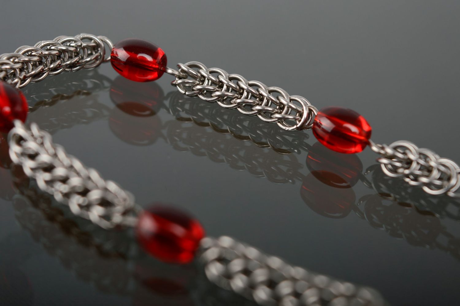 Bracelet à mailles avec perles de verre rouge photo 2
