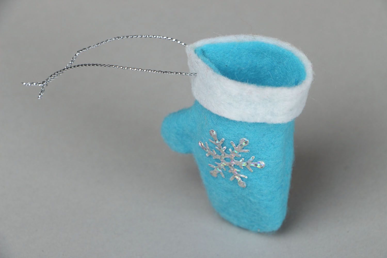 Brinquedo para árvore de Natal na forma de uma luva azul foto 2
