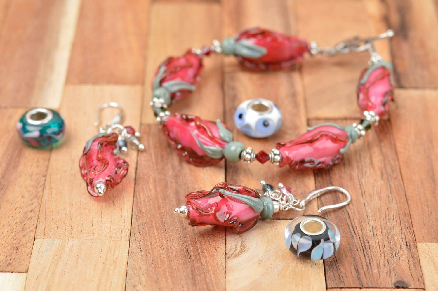 Украшения ручной работы женский браслет и стеклянные серьги бутоны роз фото 1