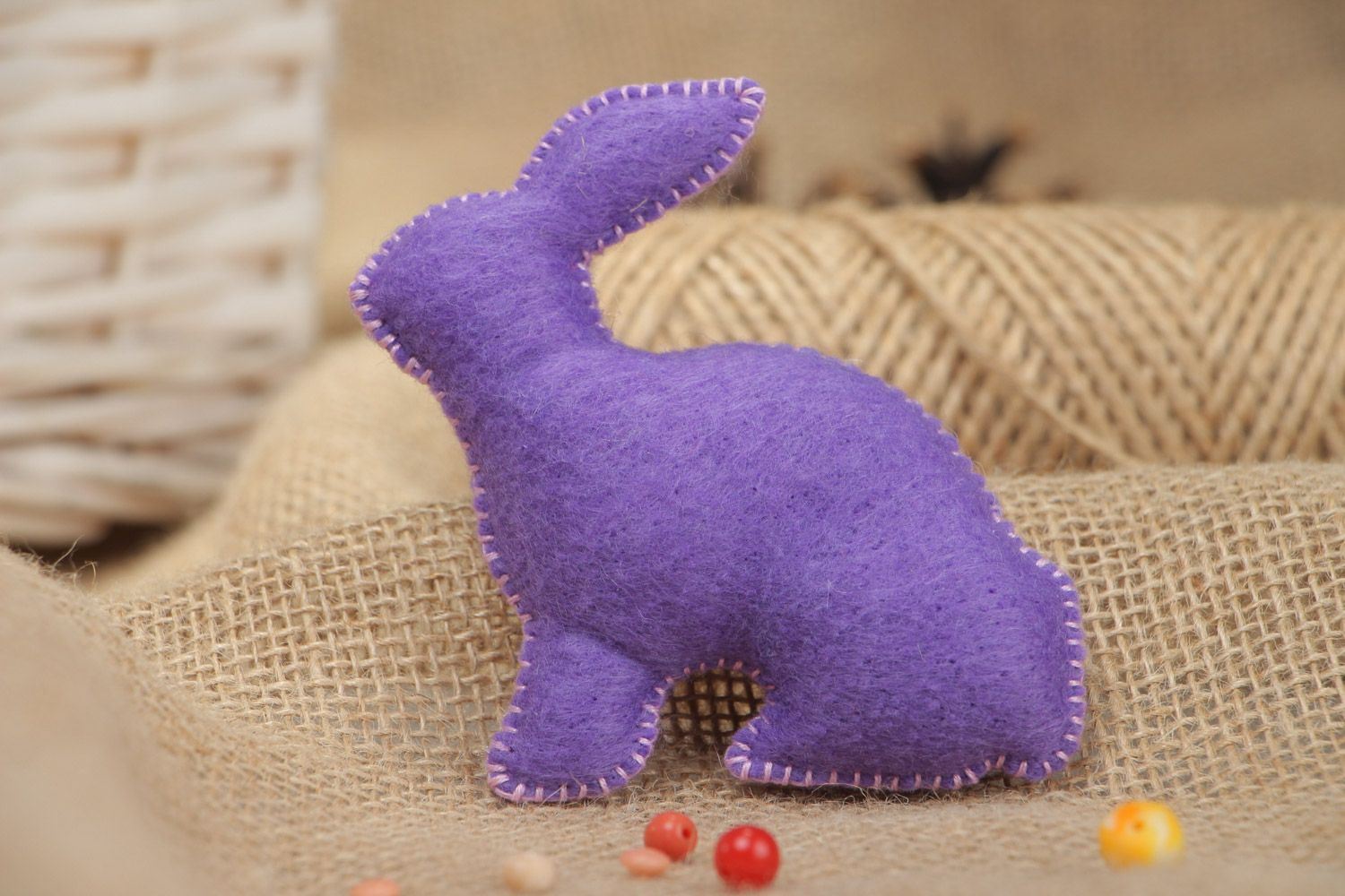 Маленькая игрушка из фетра для интерьера в виде фиолетового зайца ручной работы фото 1