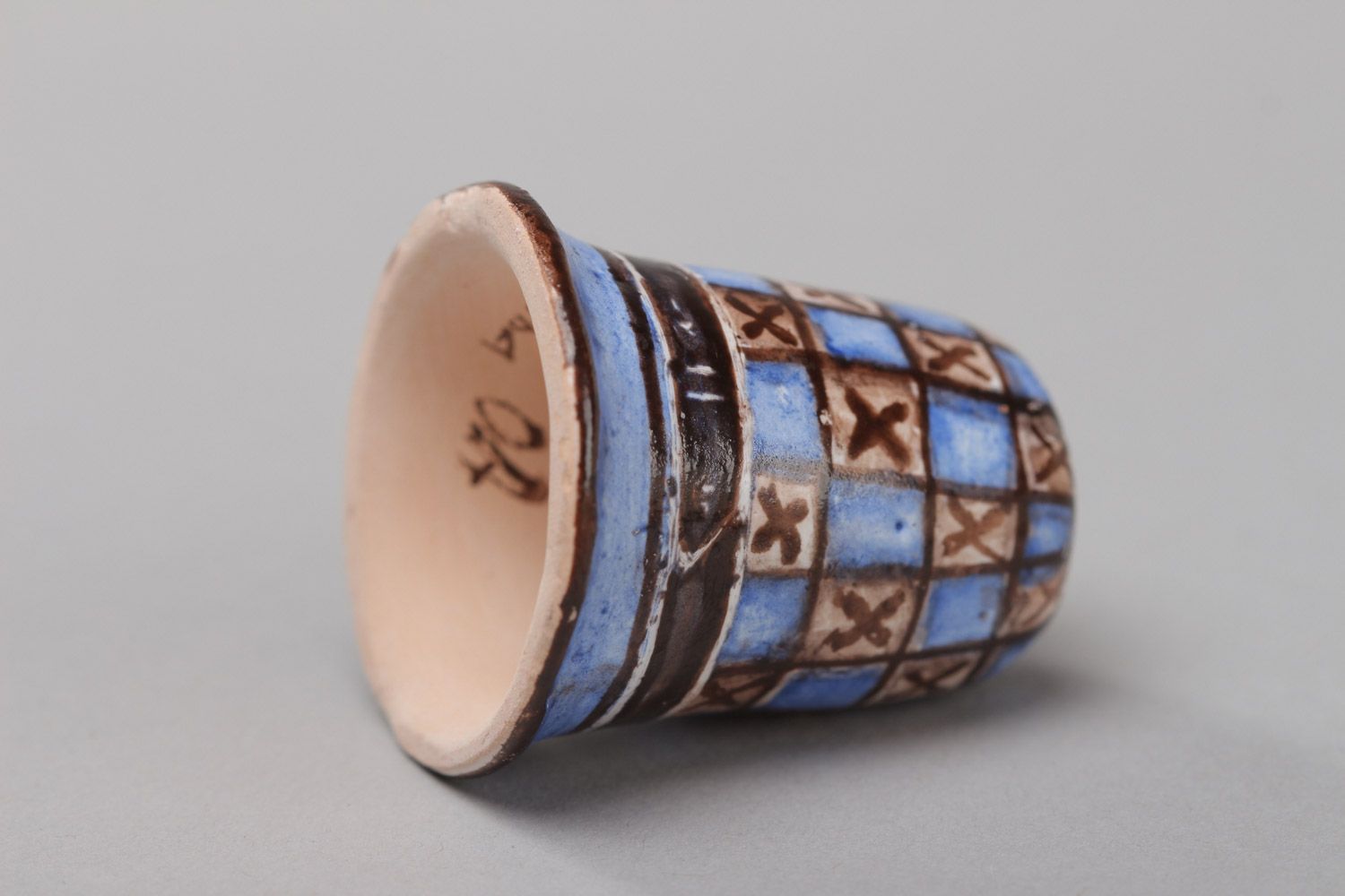 Winziger bemalter handgemachter Fingerhut aus Ton für Souvenir und Dekoration foto 3