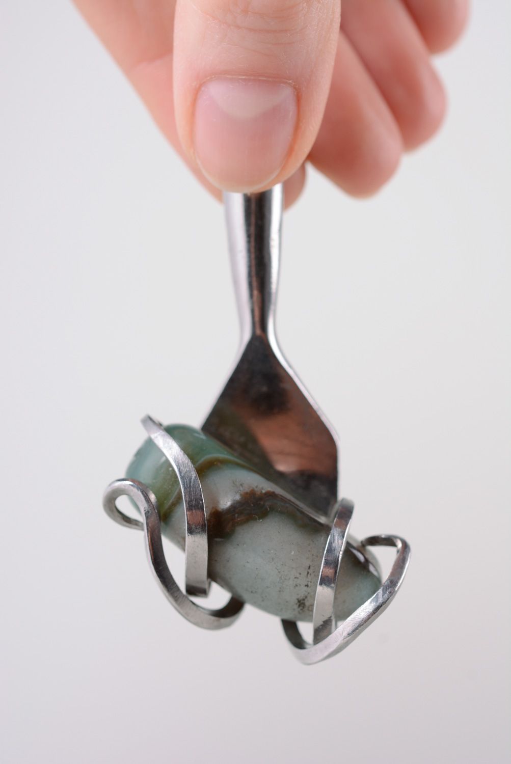 Металлический кулон из мельхиоровой вилки с интересным камнем фото 3
