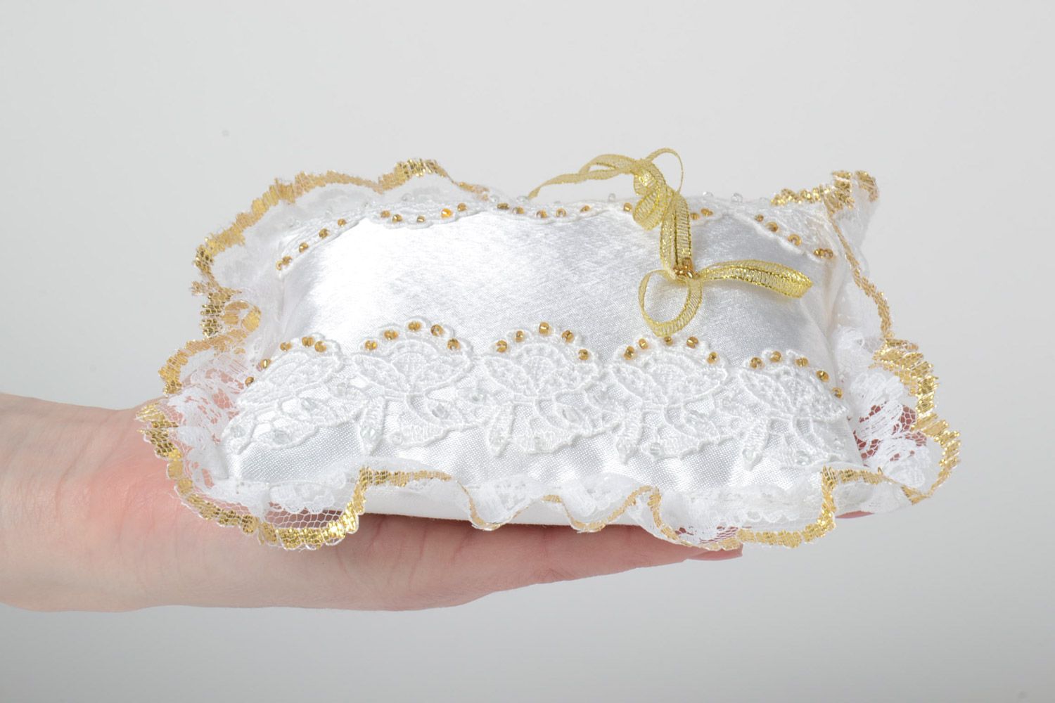 Handgemachtes exklusives weißes Ringkissen aus Spitze mit Schleifen in Gold foto 5
