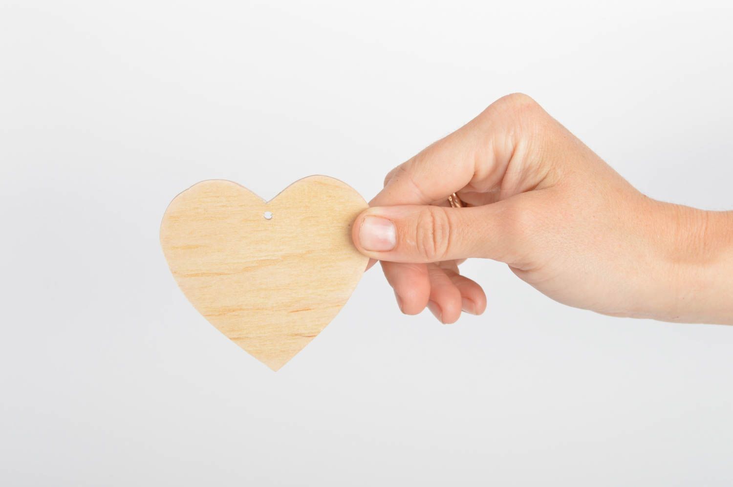 Petit coeur en bois à décorer ou peindre fait main joli avec trou de suspension photo 5