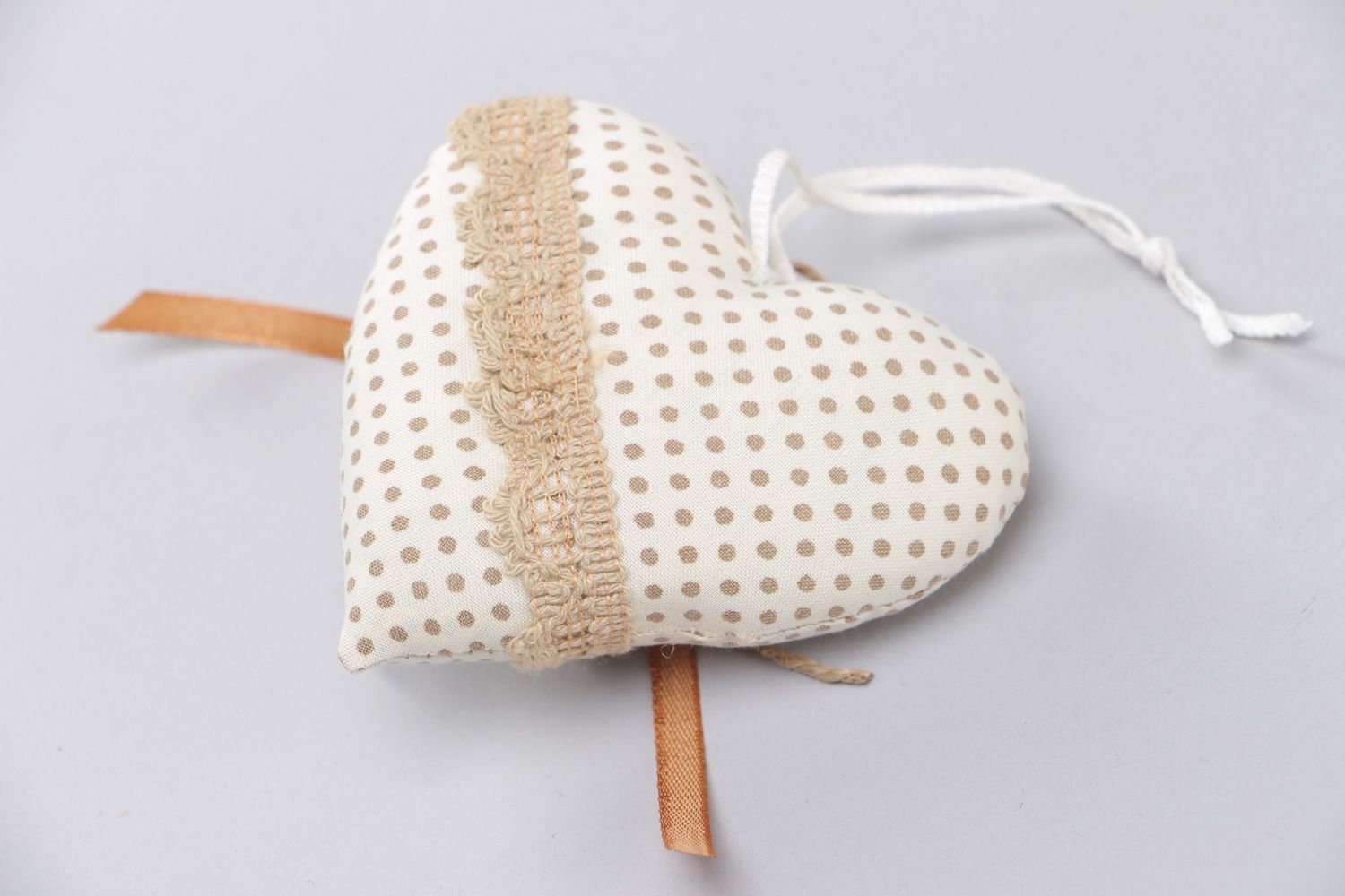 Suspension décorative Coeur en tissu de coton avec dentelle et rubans faite main photo 3