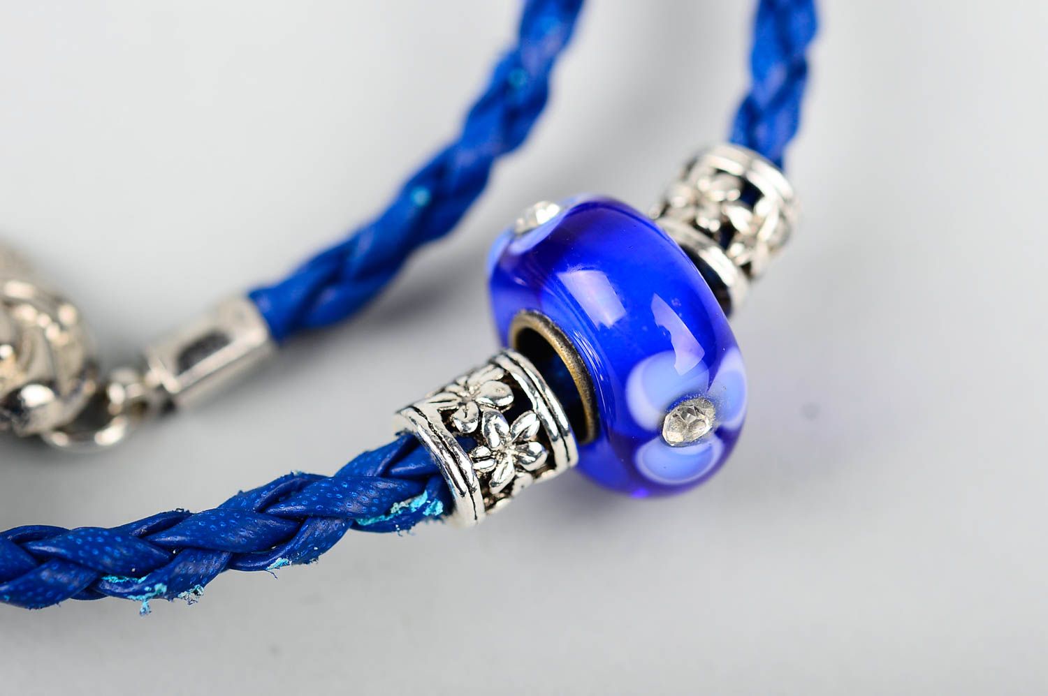 Bracelet cuir artificiel Bijou fait main bleu fin tressé Accessoire design photo 5