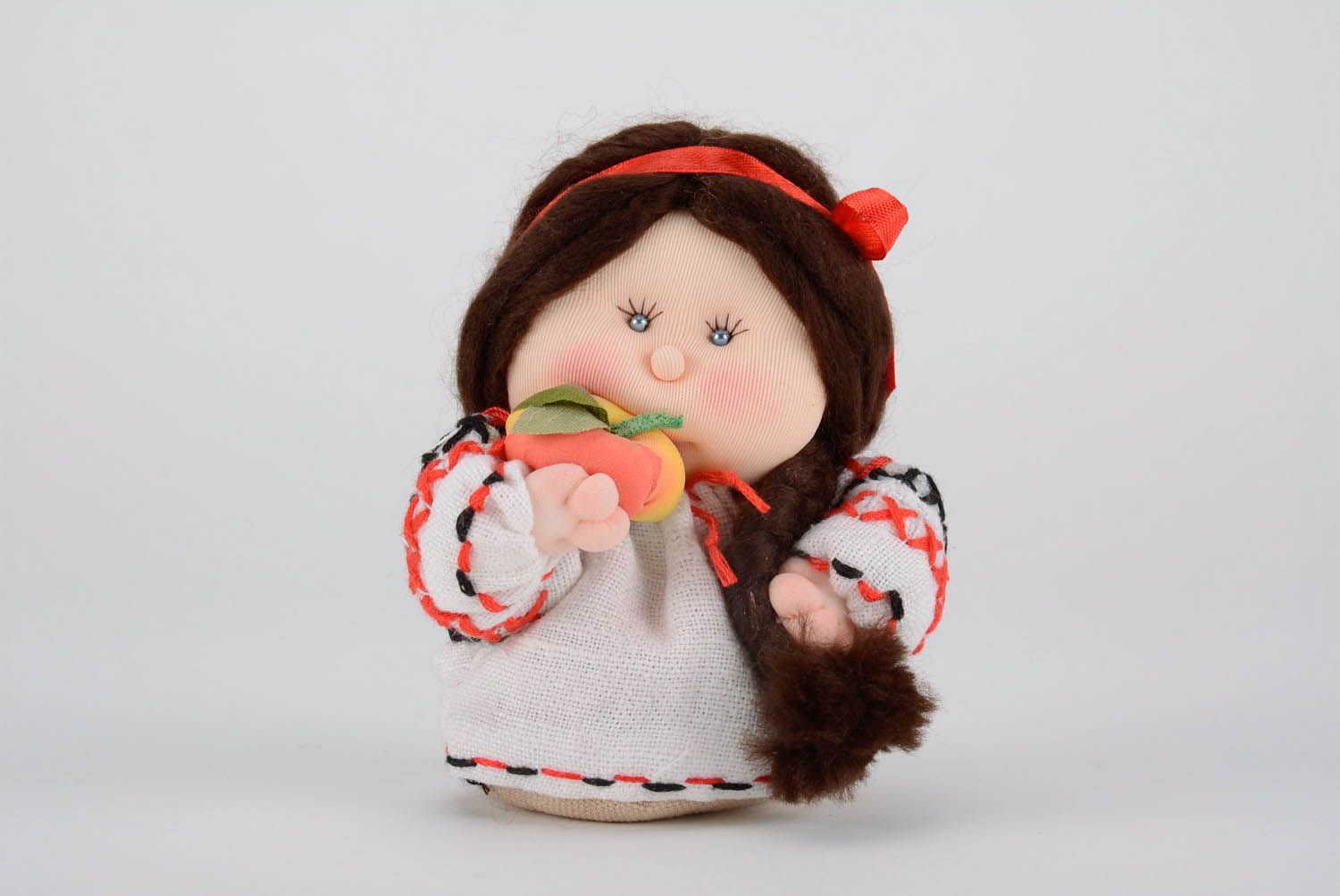 Текстильная кукла Маруся в вышиванке фото 5