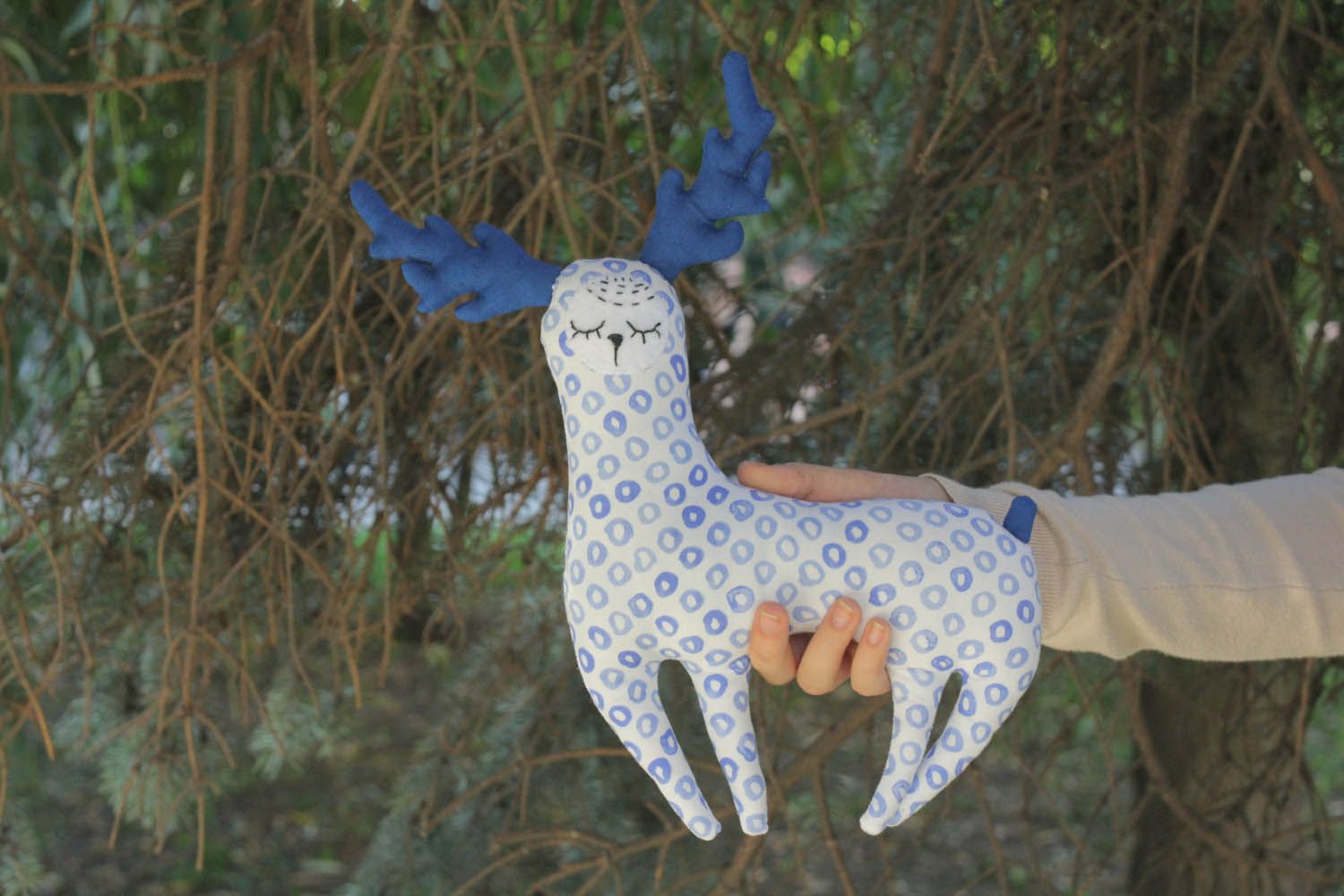 Brinquedo macio têxtil feito à mão de tecido para decoração do interior de materiais naturais foto 5