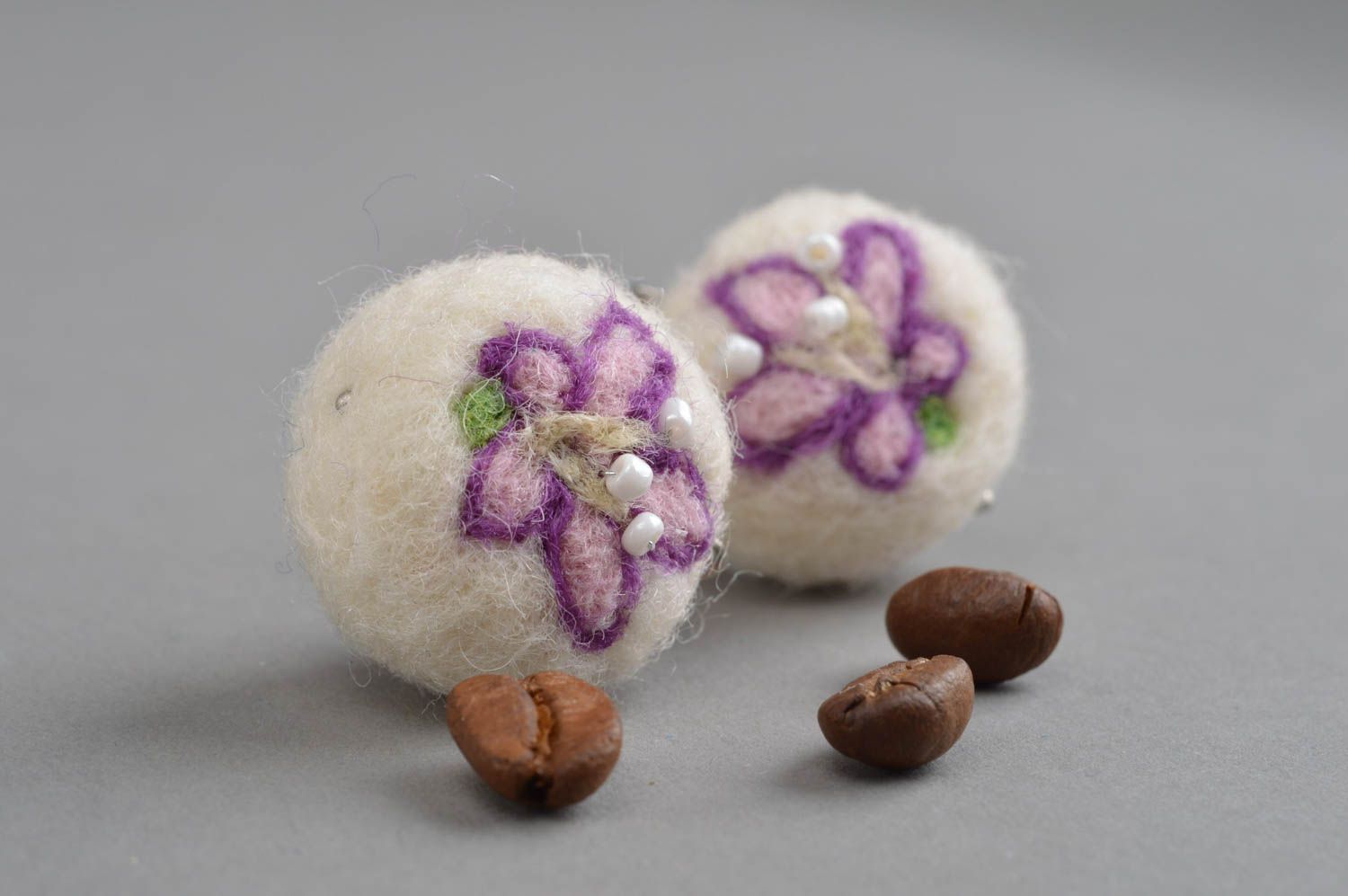 Perles feutrées en laine faites main 2 pièces pour créer les boucles d'oreilles photo 1