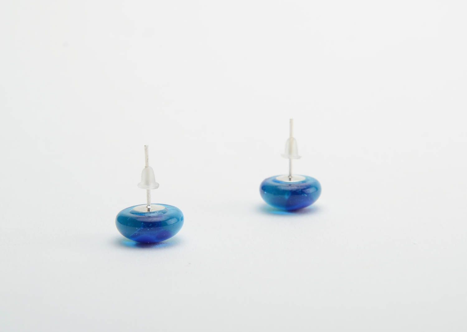 Boucles d'oreilles puces faites main en verre fusing design de créateur bleues photo 4