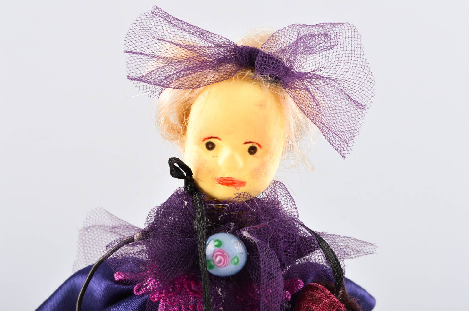Bambola bella in stoffa fatta a mano pupazzo tessile originale decoro casa
 foto 3