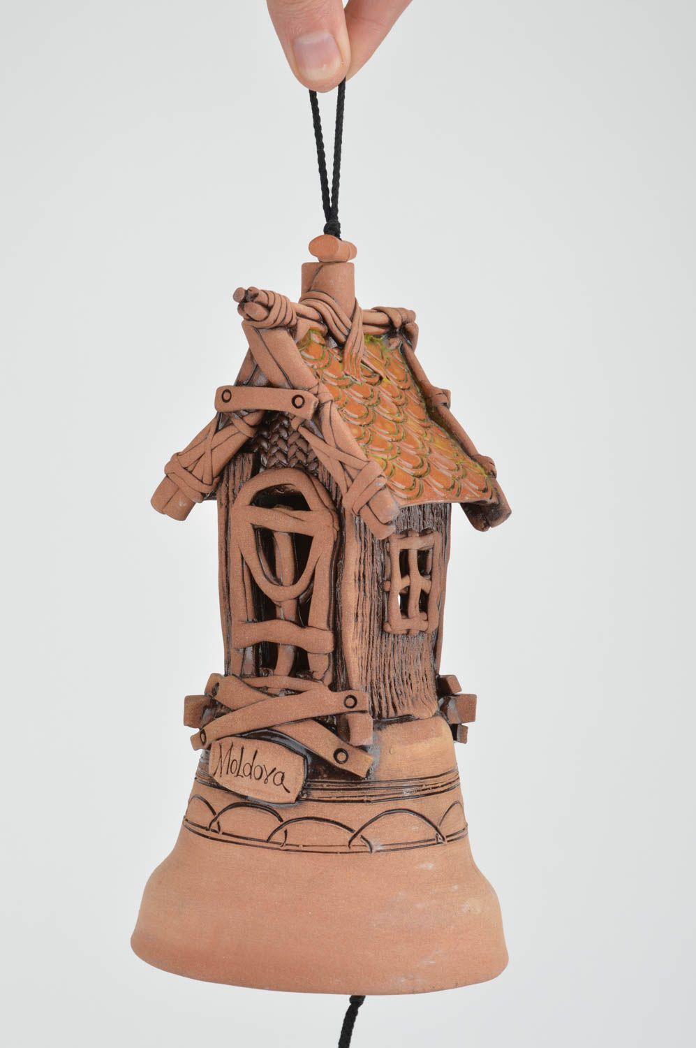 Campanilla de arcilla con forma de casita hecha a mano marrón colgante  foto 3