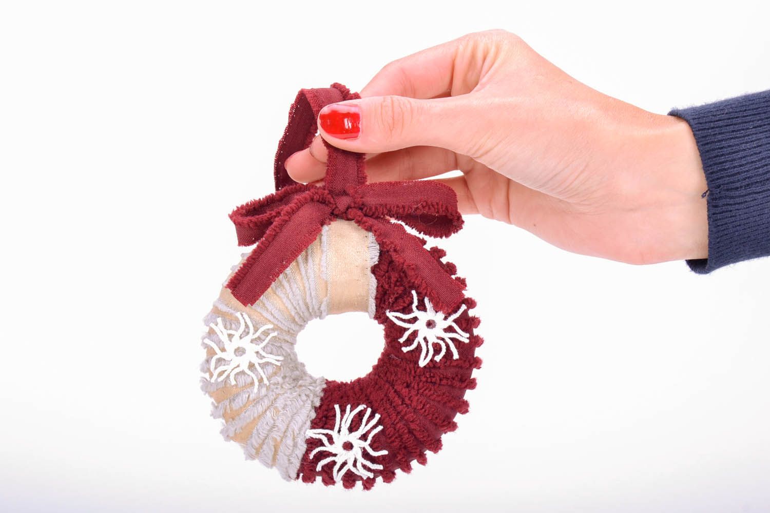 Brinquedo para árvore de Natal feito de veludo e tecidos sintéticos decorado com rendas foto 5