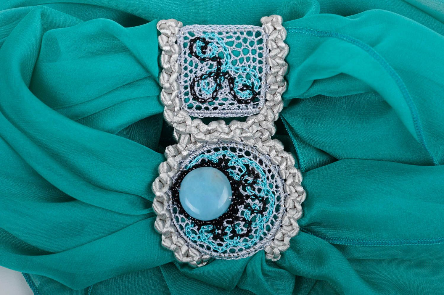 Pañuelo hecho a mano de chifón azul claro con broche accesorio de mujer foto 2