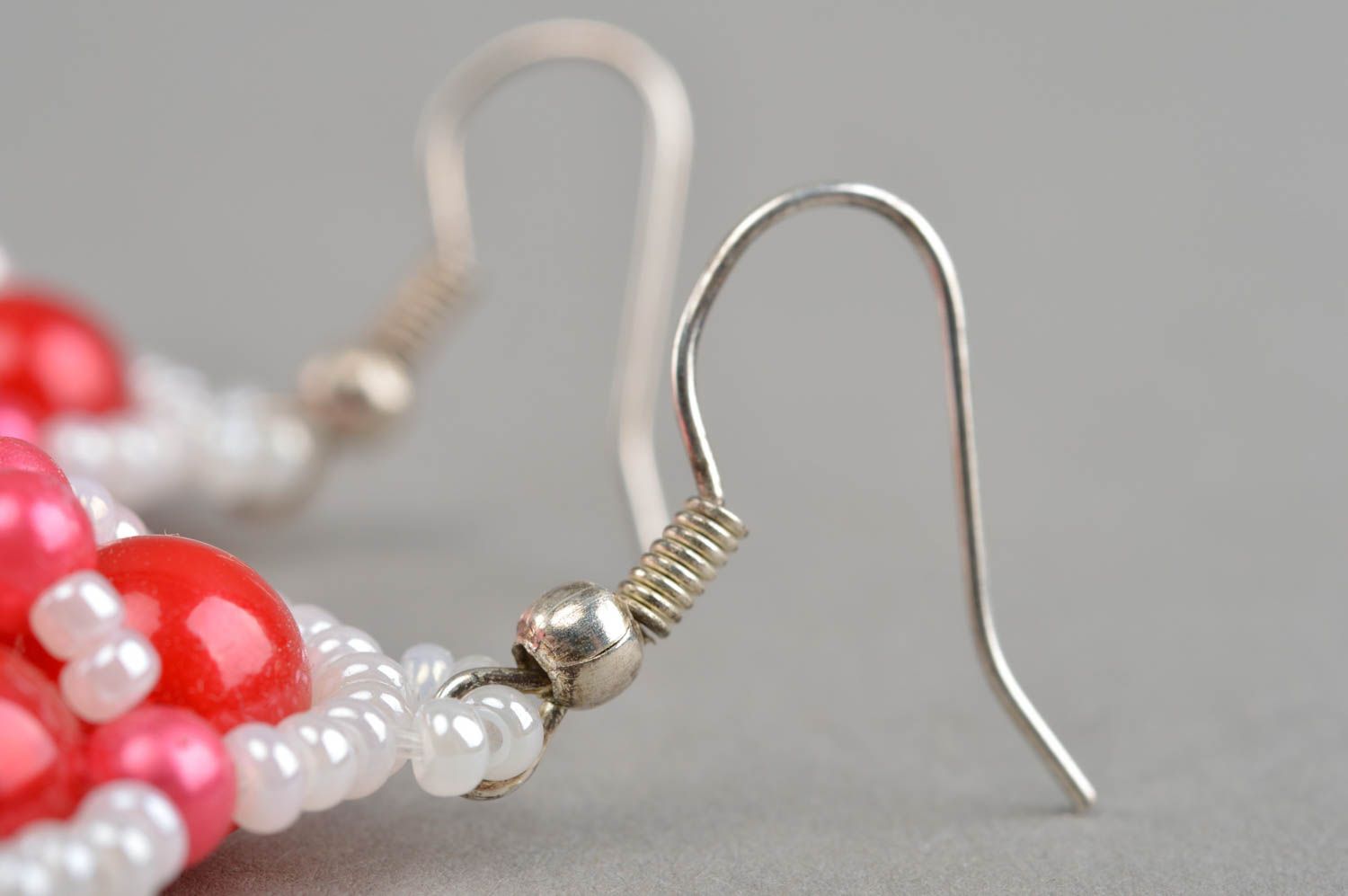 Rot weiße ungewöhnliche handgemachte Ohrringe aus Glasperlen in Flechtentechnik  foto 4