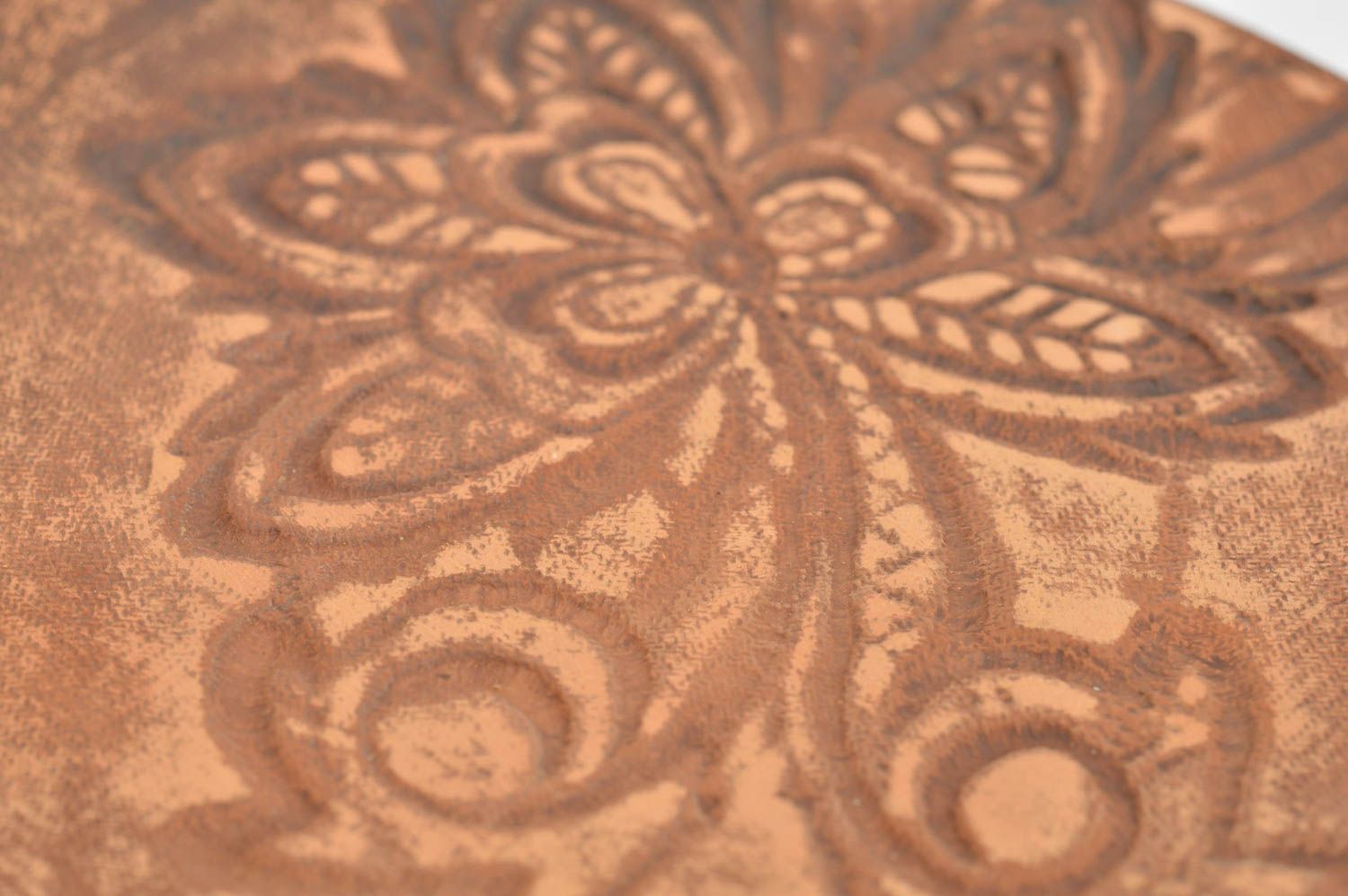 Оригинальная тарелка из глины круглая с узорами с цветком коричневая хэнд мейд фото 5