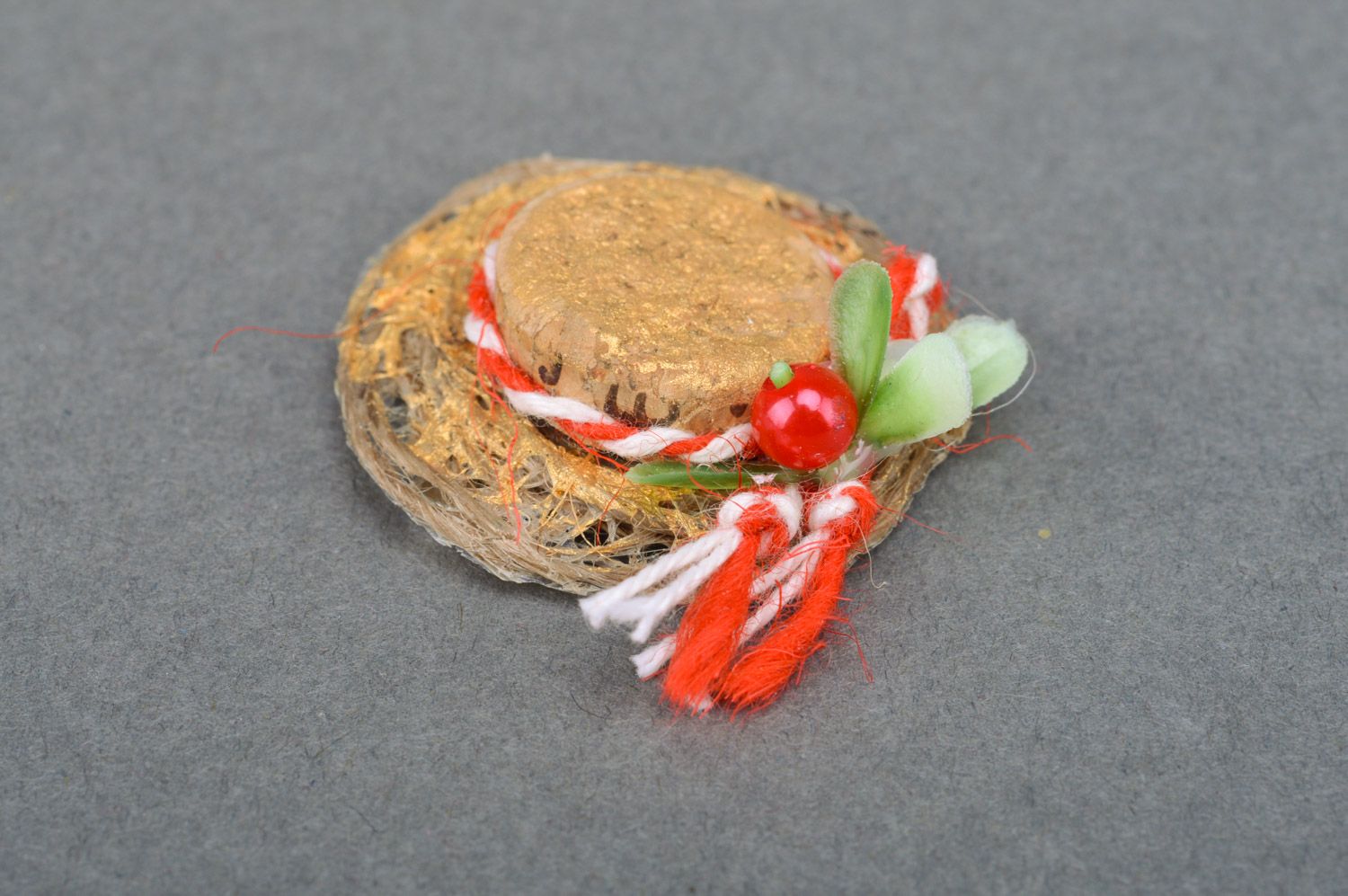 Bunte ethnische schöne Brosche handmade in Form vom Hut aus Fäden und Glasperlen  foto 4