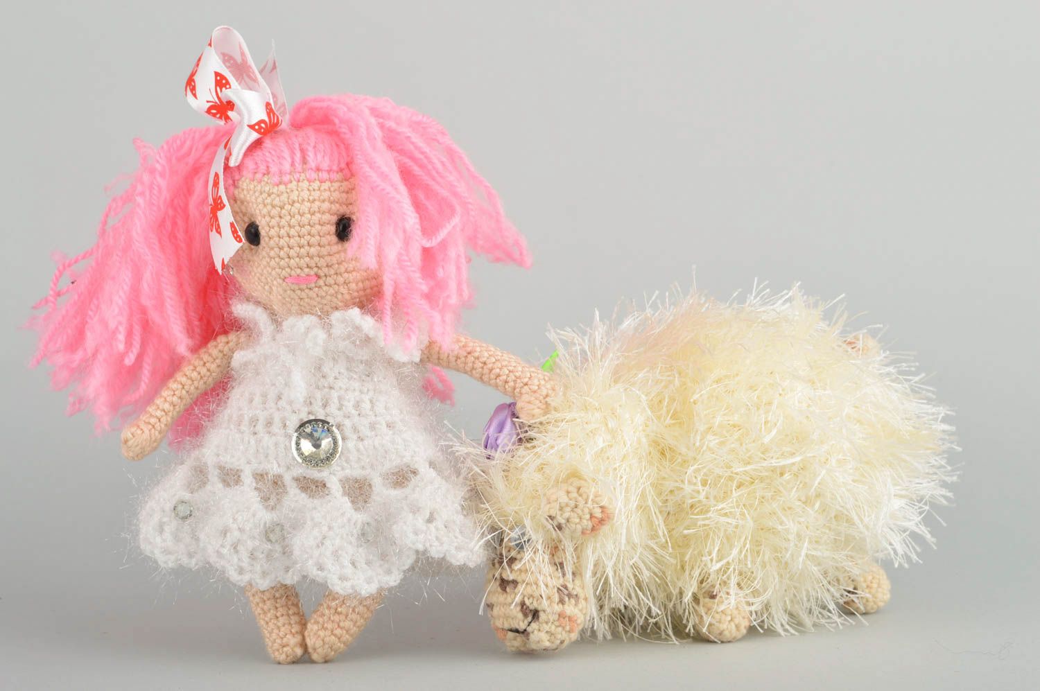 Gehäkelte Spielzeuge für Baby ab 3 Jahren 2 Stück Mädchen mit Schaf handmade foto 4