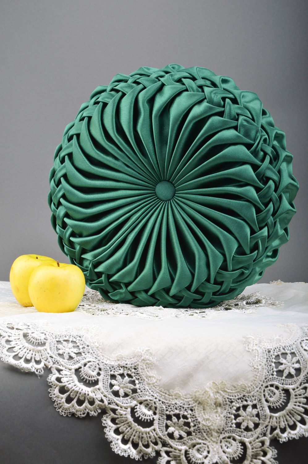 Диванная подушка из креп-сатина ручной работы круглая изумрудного цвета авторская фото 5
