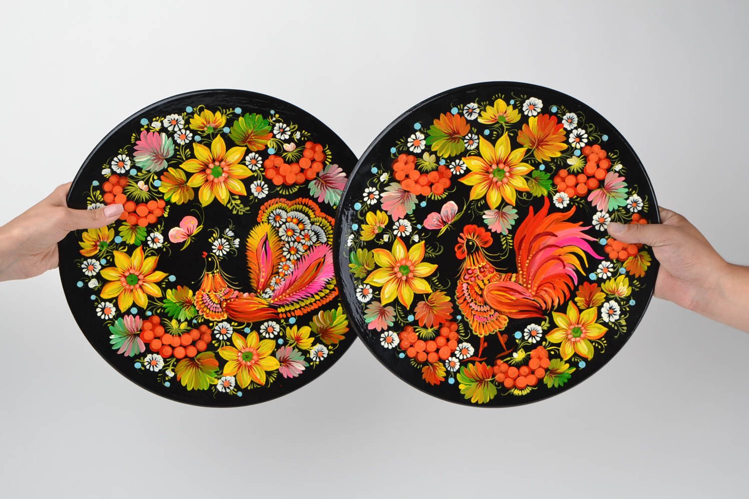 Деревянные тарелки с Петриковской росписью набор из двух изделий ручной работы фото 2