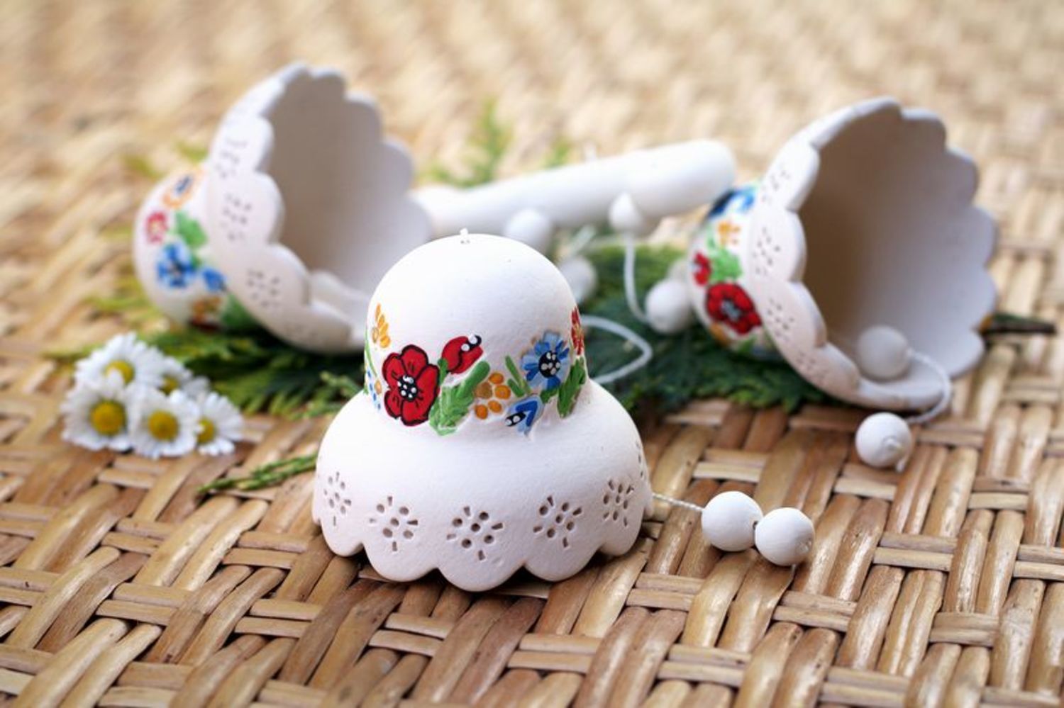 Campanillas de cerámica en un suspensiòn con flores foto 2