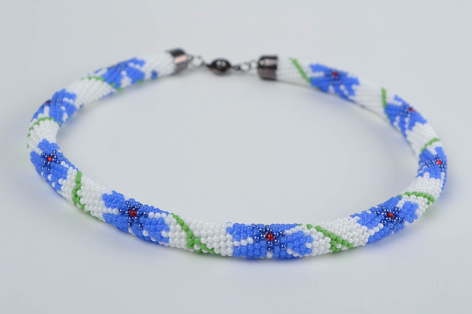 Handmade Litze Collier aus Glasperlen in Weiß Blau mit Roggenblumen gehäkelt  foto 3