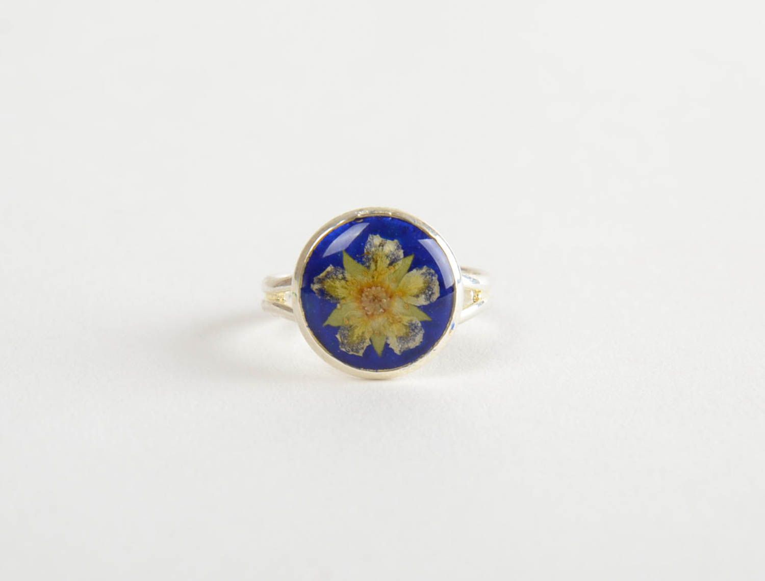 Small elegant handmade round ring with natural flower in epoxy resin photo 3