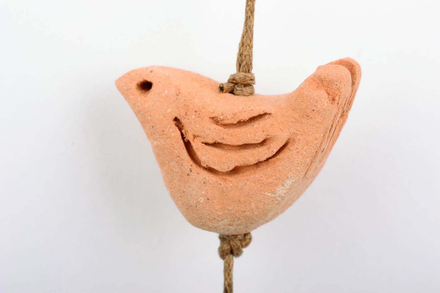 Глиняный авторский колокольчик ручной работы украшенный керамической птичкой фото 5
