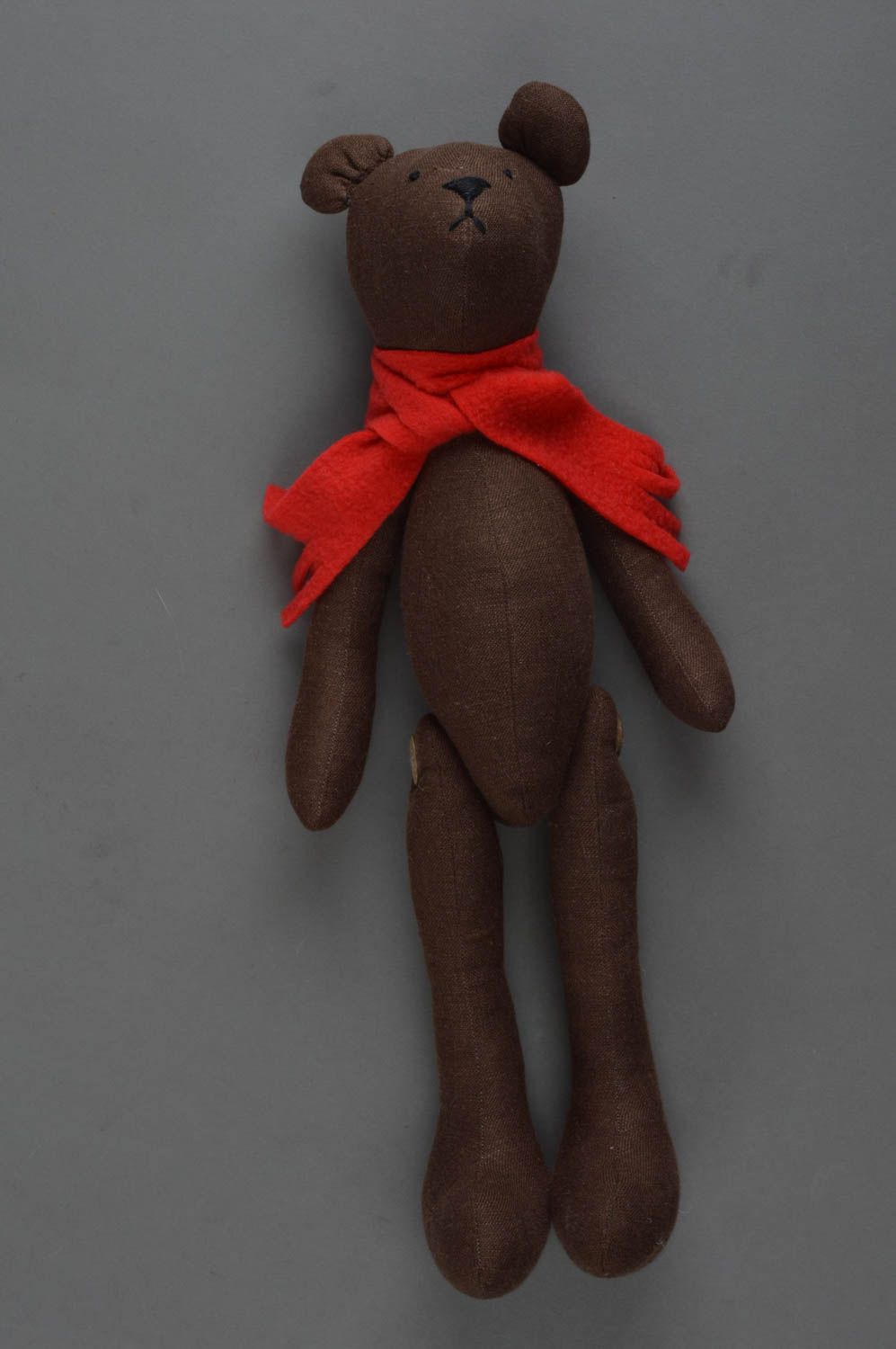 Handmade Spielzeug Bär aus Stoff mit rotem Schal und beweglichen Pfoten für Kind foto 3